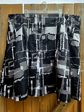 Jessica Plus Size Geometric Print Skirt – Modern Abstract Pattern - Size 24